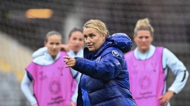 Pelatih Wanita Membantu Sepak Bola Pria Profesional!